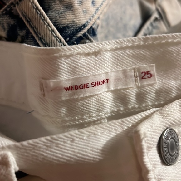 Levi’s Jean shorts - Picture 3 of 3